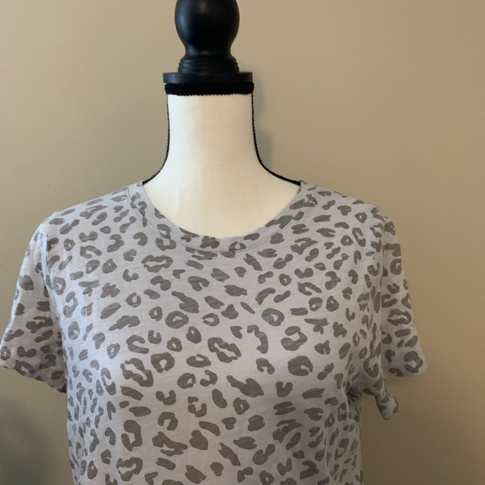 Old Navy Gray Leopard Print Women's Top size Medium EUC B59 - Picture 2 of 6